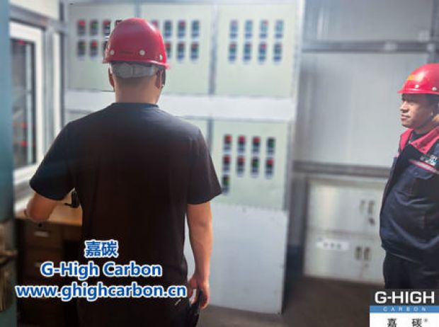 現(xiàn)場(chǎng)負(fù)責(zé)人嚴(yán)謹(jǐn)把關(guān)，確保生產(chǎn)高效安全