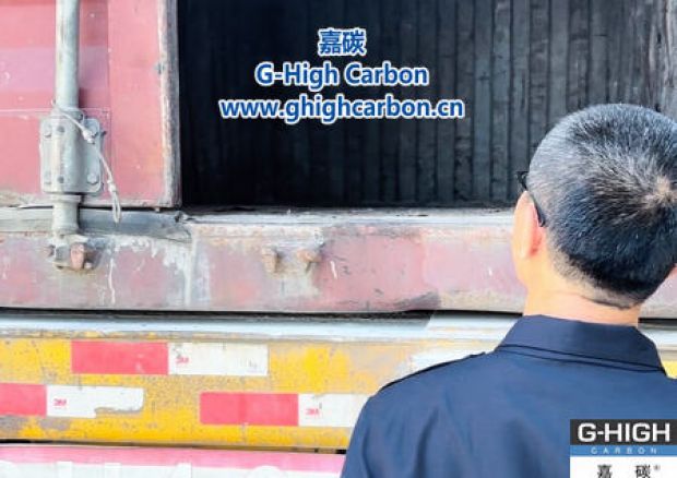 嘉碳裝車人員嚴(yán)格把關(guān)，確保車輛安全入廠