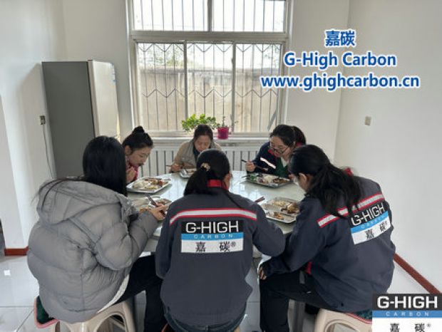 深秋暖陽下，鐵鍋燉傳遞溫情與力量