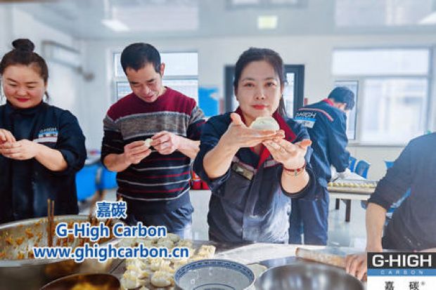 嘉碳組織員工食堂包餃子，歡樂(lè)滿溢
